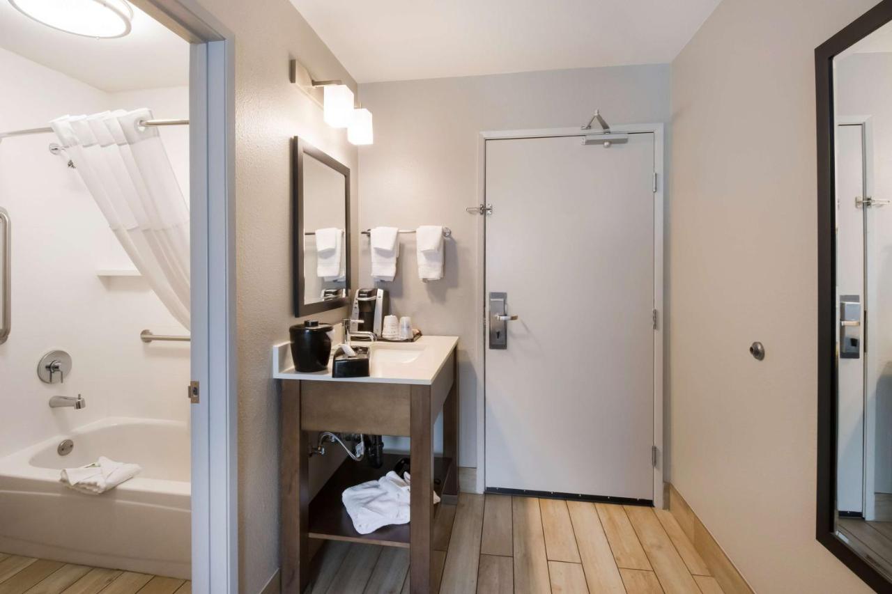 Small Double Room at Best Western McMinnville Inn