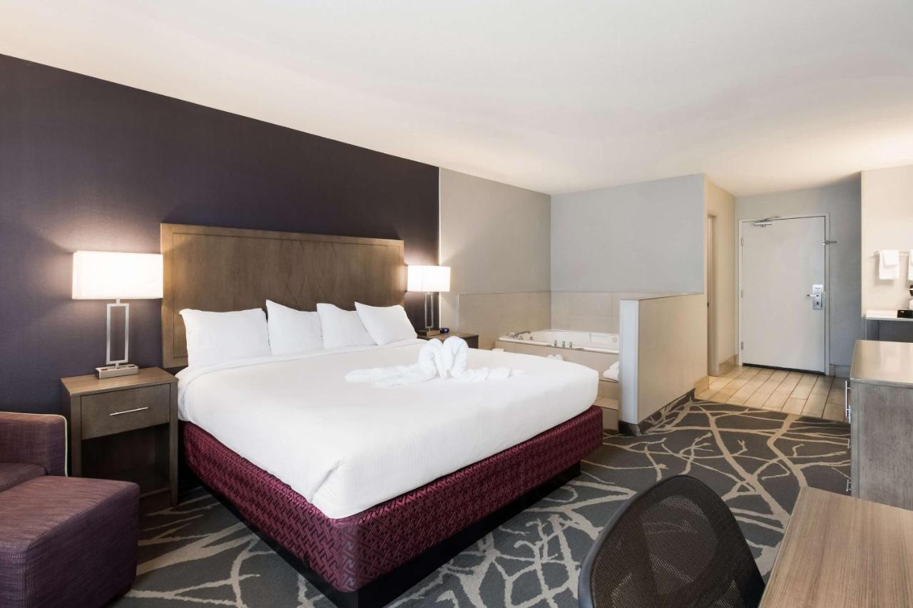 King Room with Spa Bath at Best Western McMinnville Inn