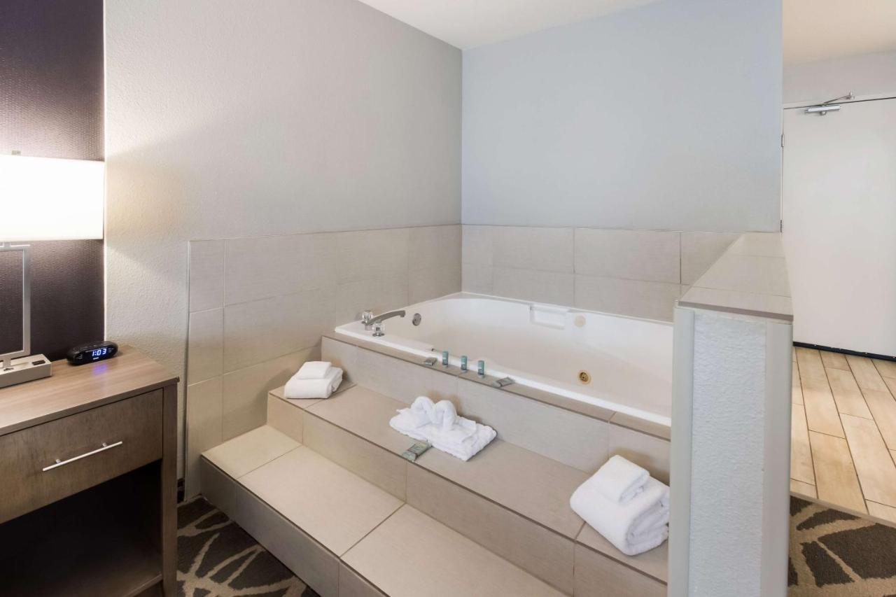 King Room with Spa Bath at Best Western McMinnville Inn