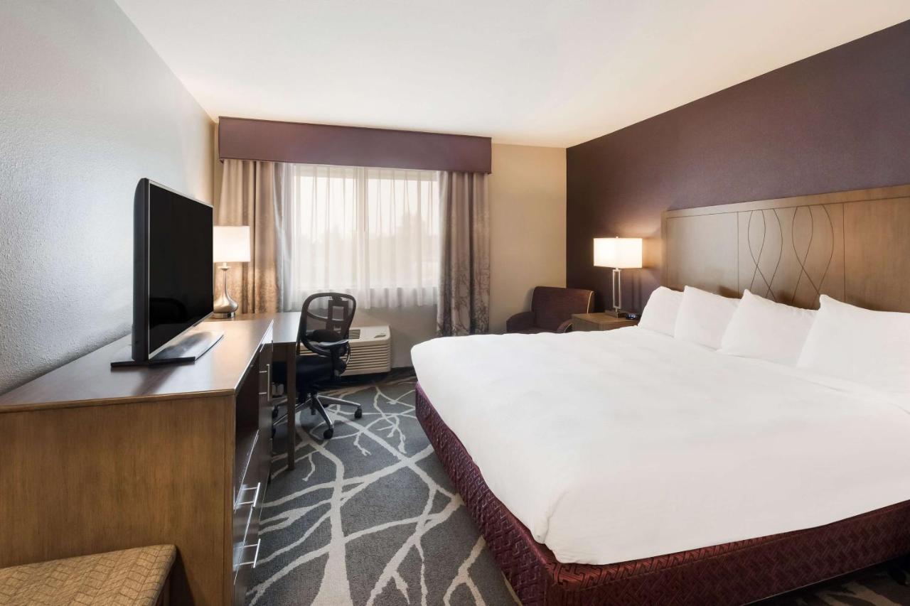 King Room with Bath Tub - Disability Access at Best Western McMinnville Inn