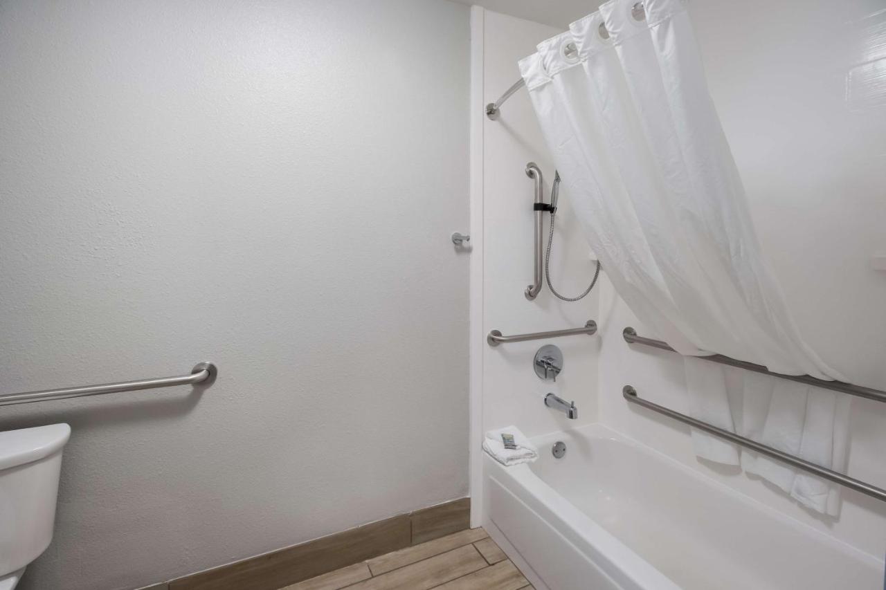 King Room with Bath Tub - Disability Access at Best Western McMinnville Inn