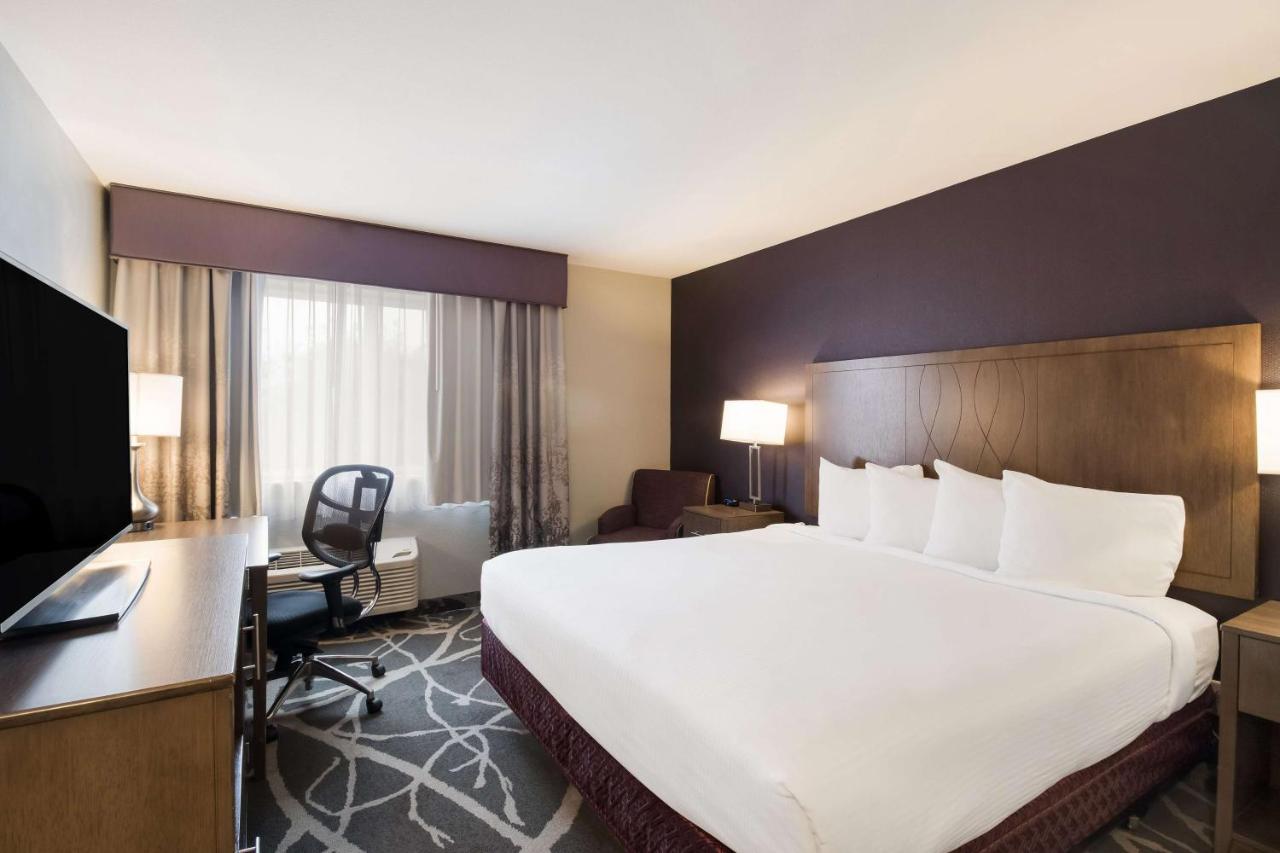 King Room with Roll-In Shower - Disability Access at Best Western McMinnville Inn