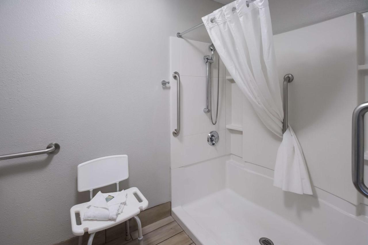 King Room with Roll-In Shower - Disability Access at Best Western McMinnville Inn