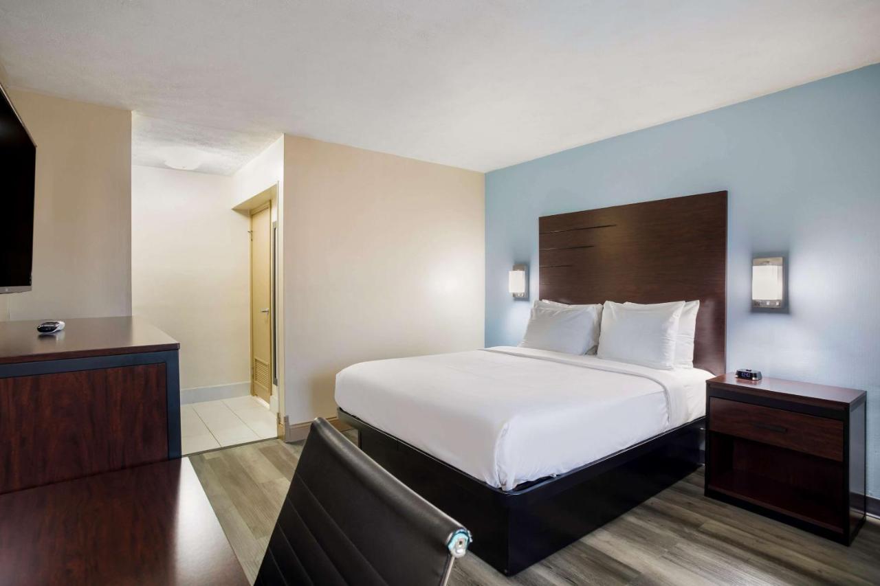 Queen Room at SureStay Hotel by Best Western Bardstown General Nelson