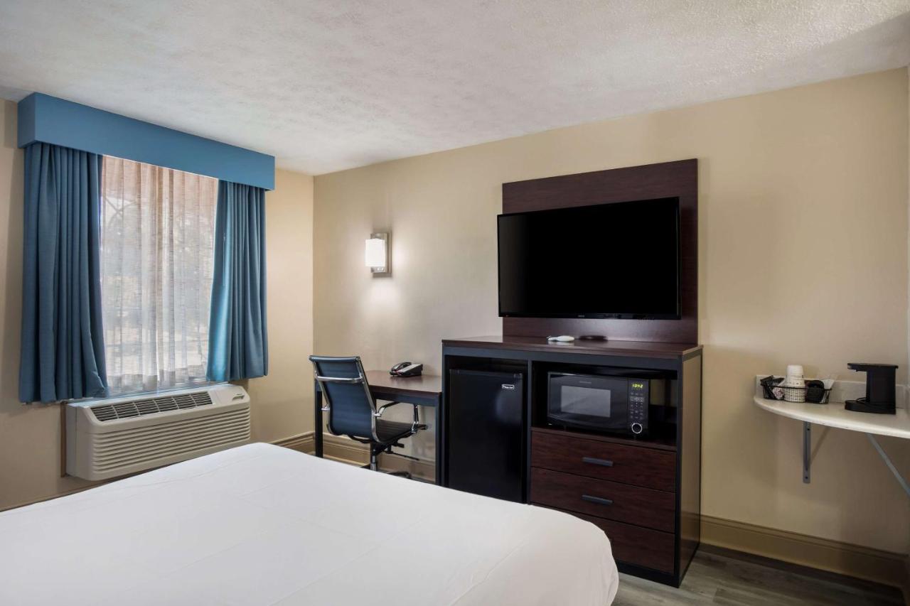 Queen Room at SureStay Hotel by Best Western Bardstown General Nelson