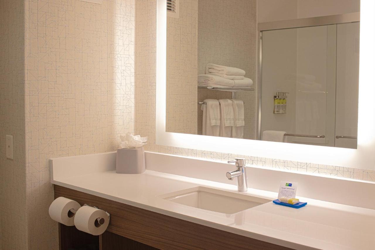 Deluxe Queen Suite at Holiday Inn Express Hotel & Suites Livermore by IHG