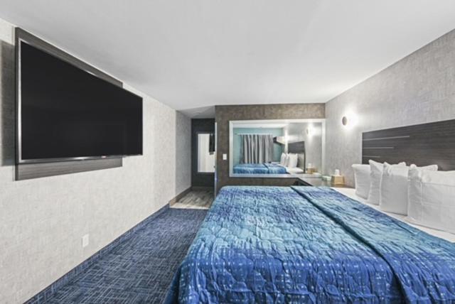  | Hotel OPUS Bronx Near Bay Plaza Mall