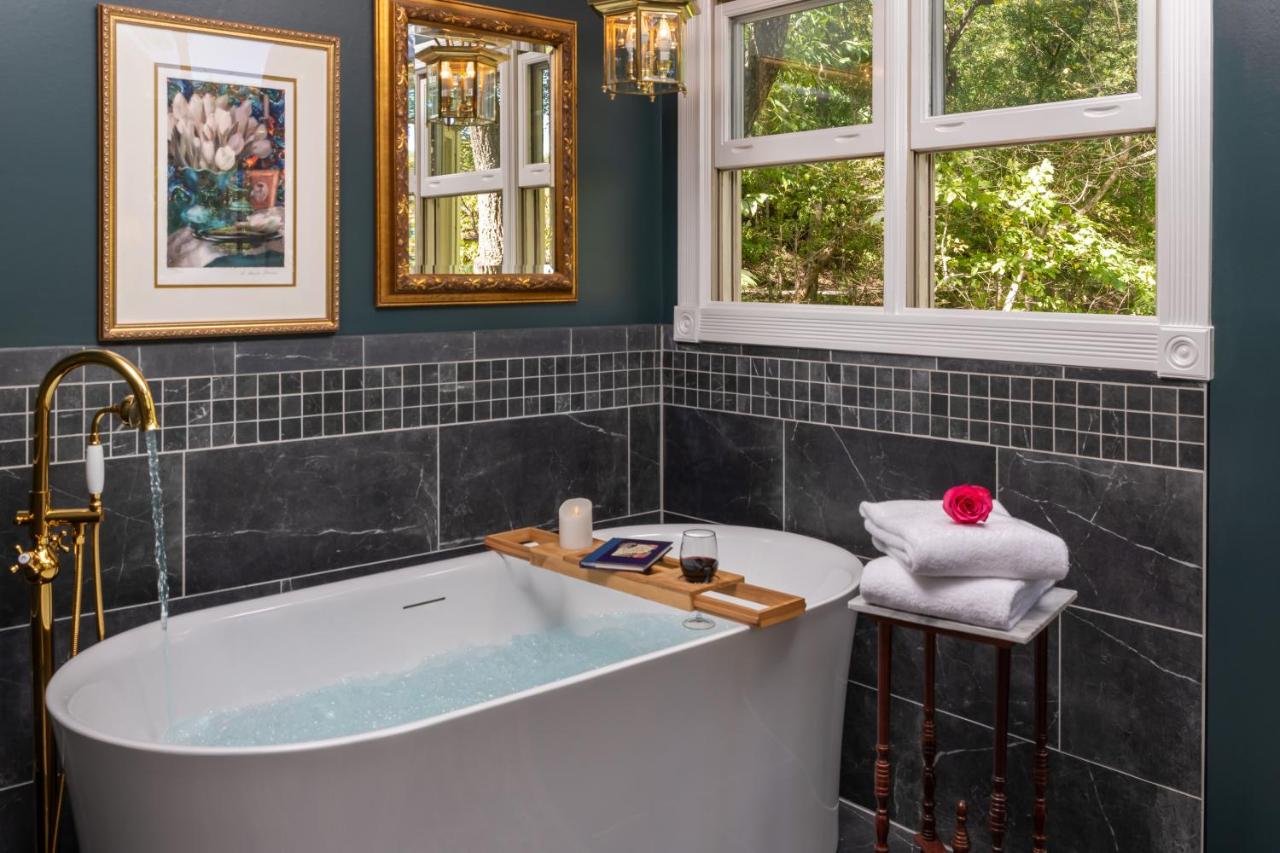 | Arsenic and Old Lace Bed & Breakfast Inn