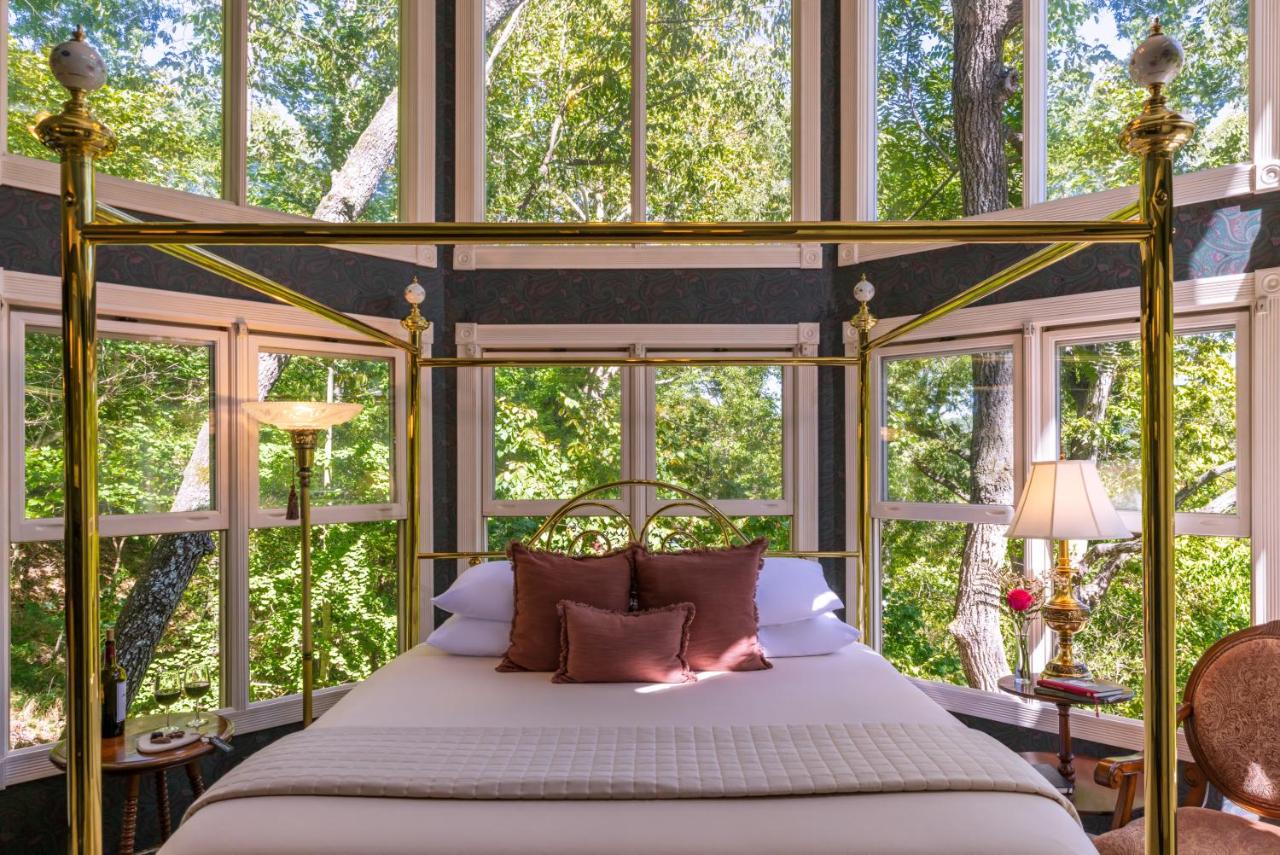| Arsenic and Old Lace Bed & Breakfast Inn