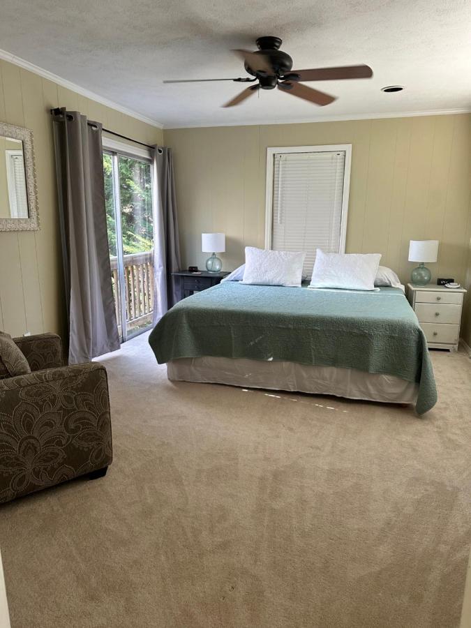 | Cozy, Lake Lanier property with amazing views