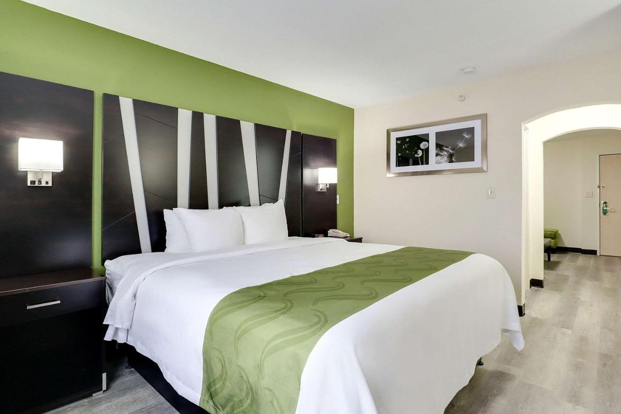 One-Bedroom King Suite at Quality Suites Albuquerque Airport