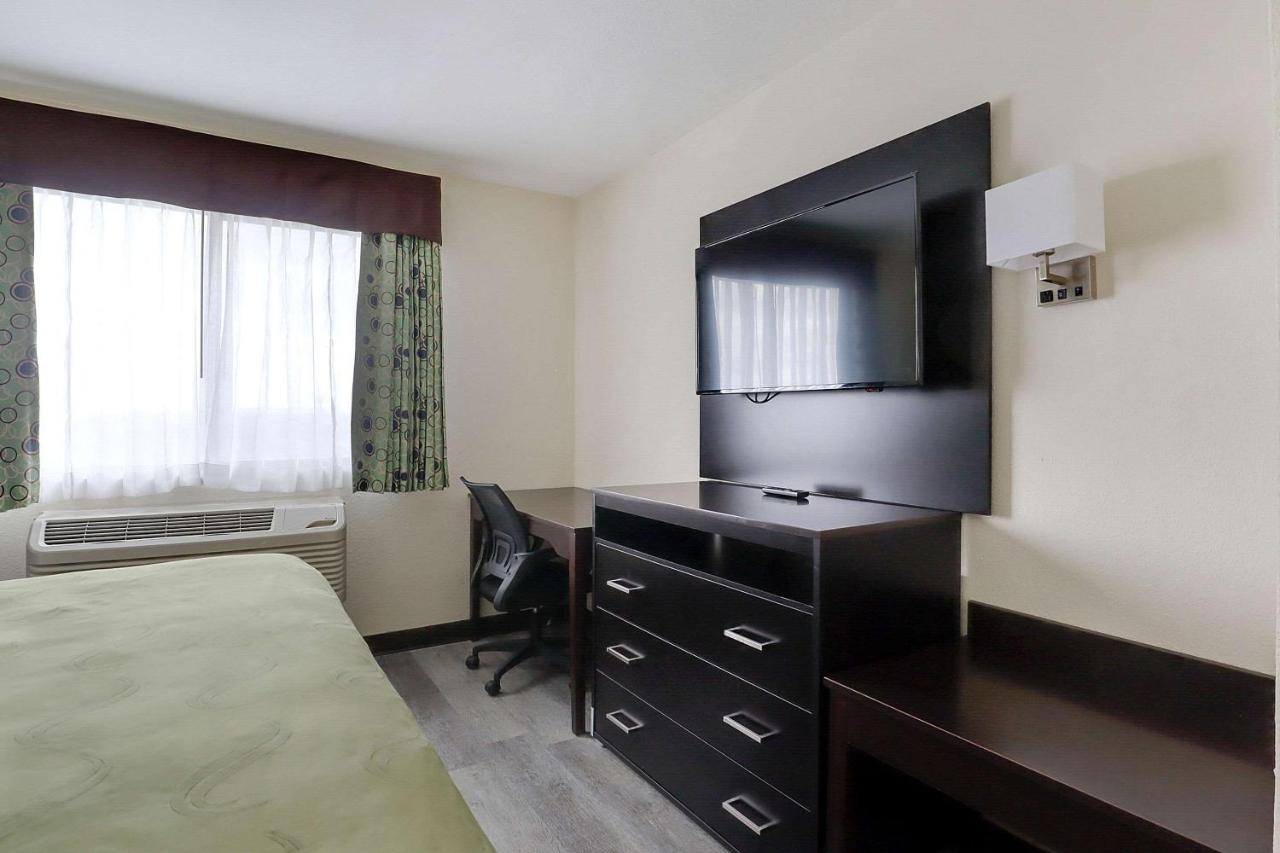 One-Bedroom King Suite at Quality Suites Albuquerque Airport