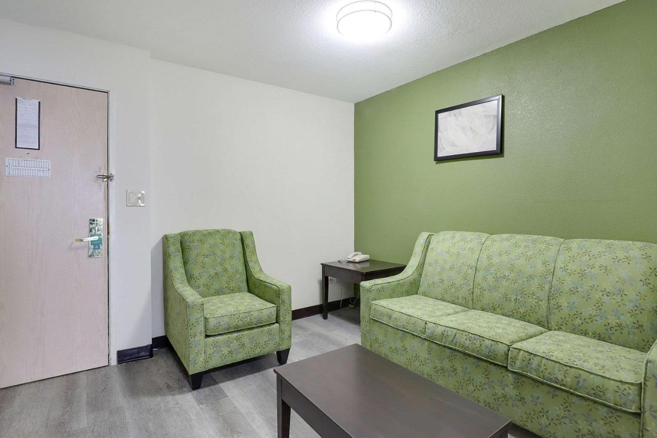 One-Bedroom King Suite at Quality Suites Albuquerque Airport