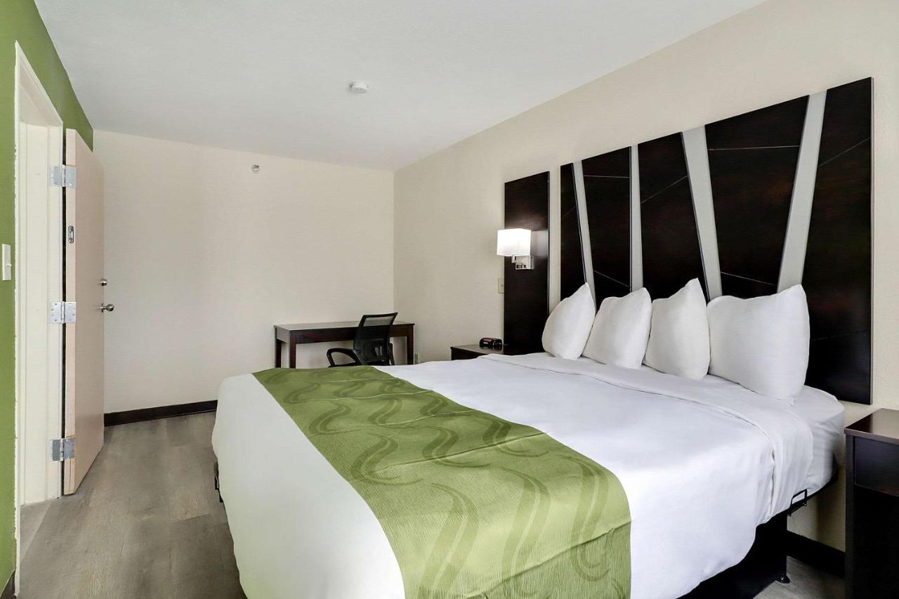One-Bedroom King Suite at Quality Suites Albuquerque Airport