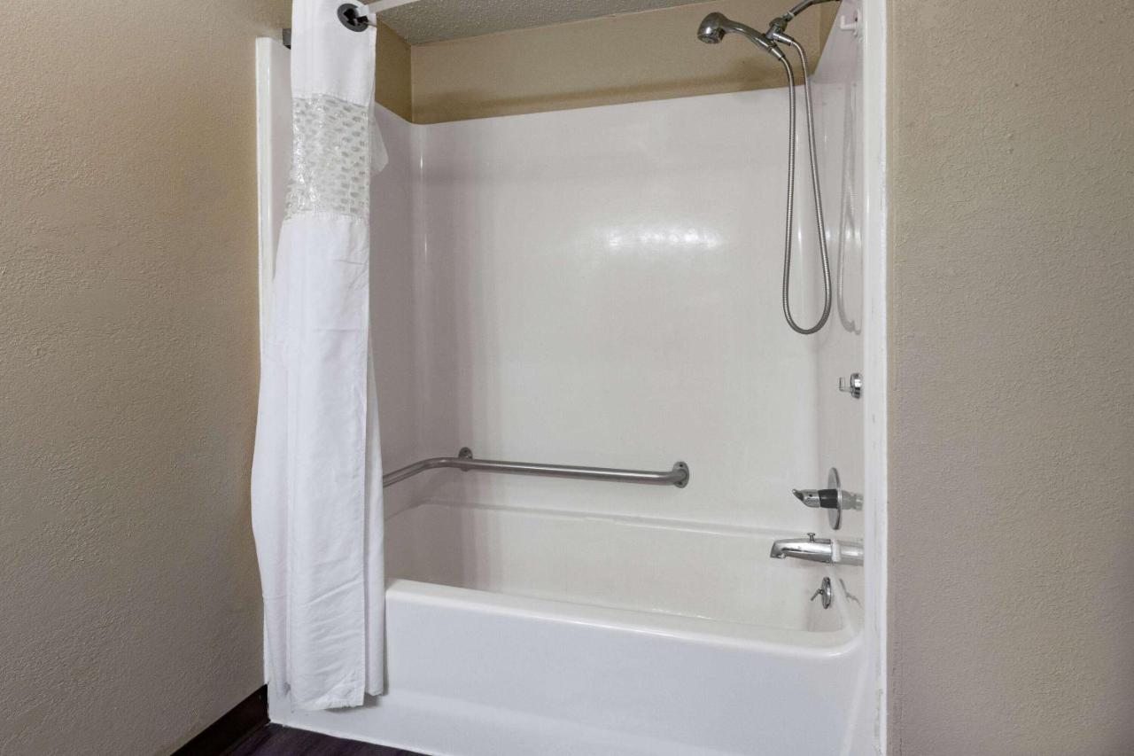 1 King Bed, Mobility/Hearing Accessible Room, Bathtub w/ Grab Bars, Non-Smoking at Travelodge by Wyndham Monroe