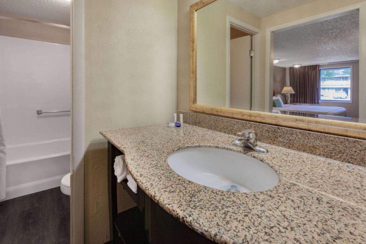 King Room - Non-Smoking at Travelodge by Wyndham Monroe