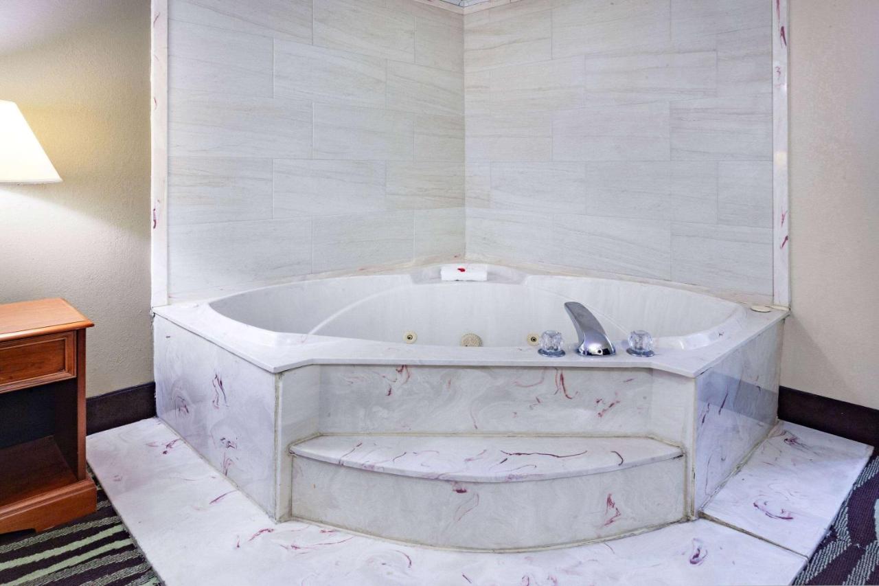 Deluxe King Room with Jetted Tub - Non-Smoking at Travelodge by Wyndham Monroe