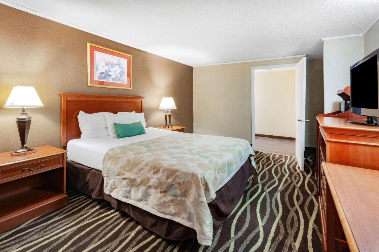 1 King Bed, Mobility/Hearing Accessible Room, Bathtub w/ Grab Bars, Non-Smoking at Travelodge by Wyndham Monroe