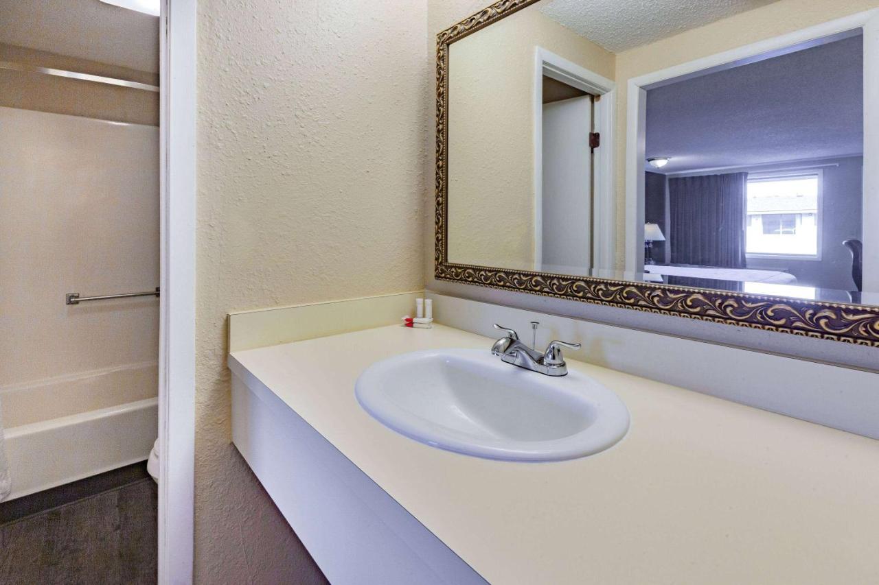 King Room - Non-Smoking at Travelodge by Wyndham Monroe