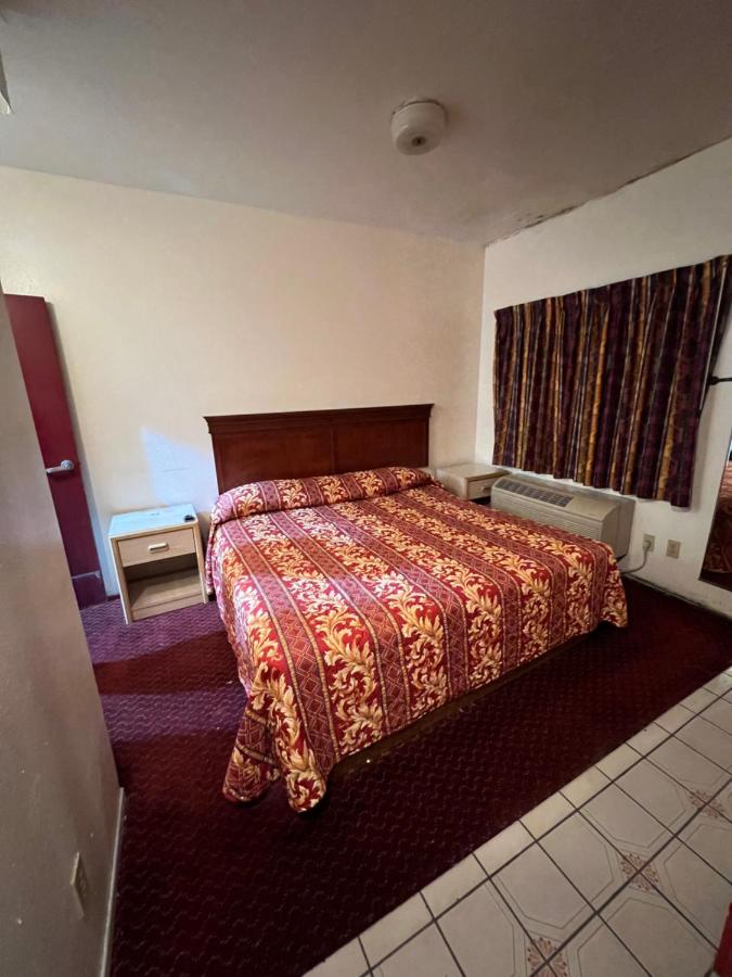 | Deluxe Inn LA