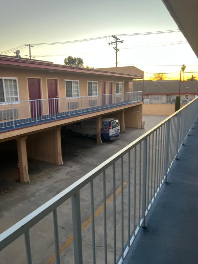 | Deluxe Inn LA