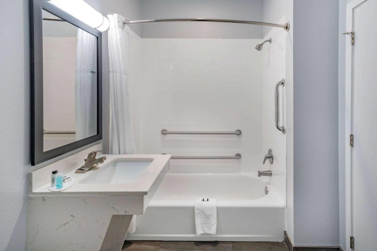 King Room - Mobility Access/Non-Smoking at Days Inn & Suites by Wyndham Horn Lake/Memphis Graceland