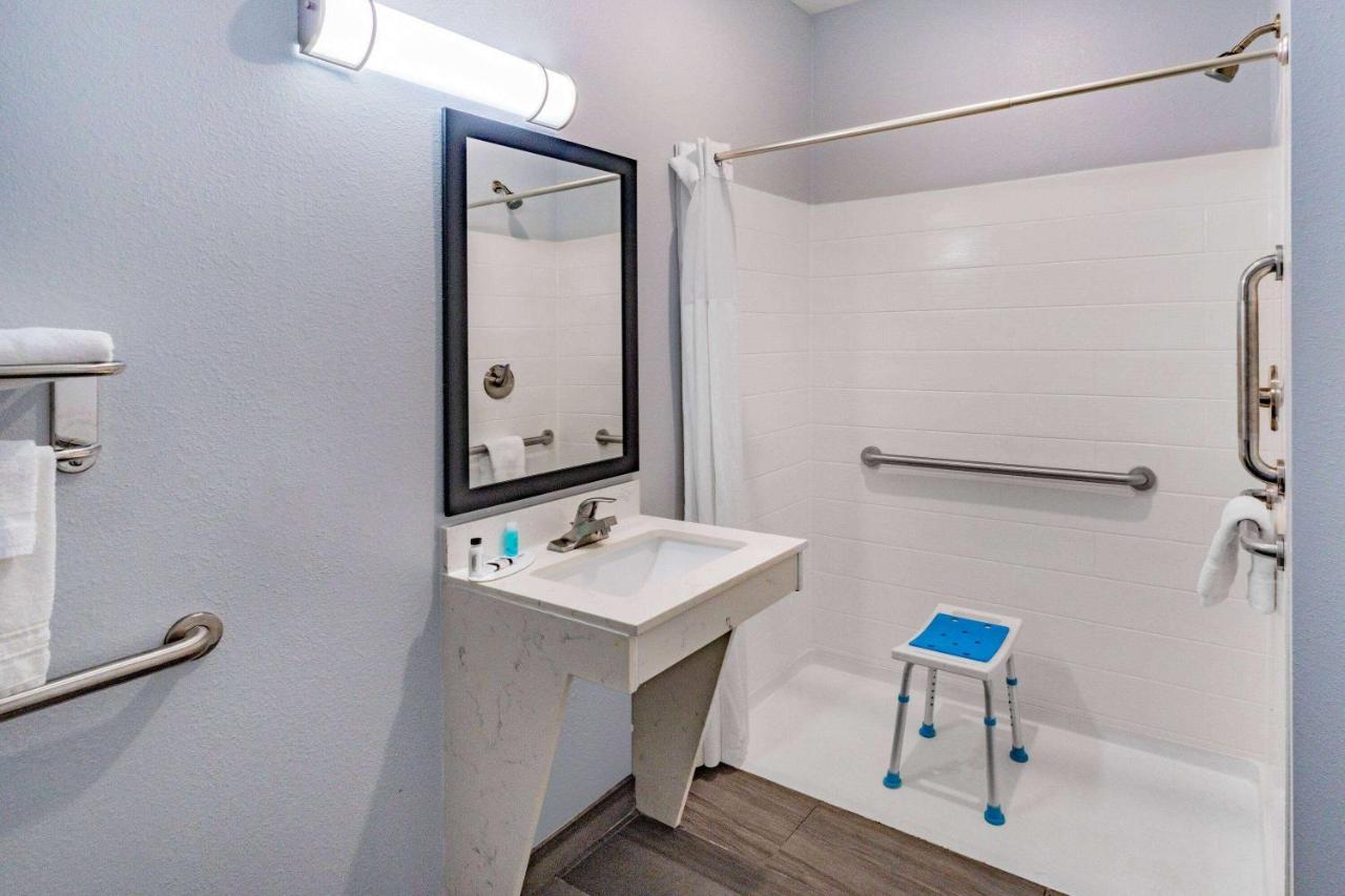 Deluxe King Room - Mobility Access/Non-Smoking at Days Inn & Suites by Wyndham Horn Lake/Memphis Graceland