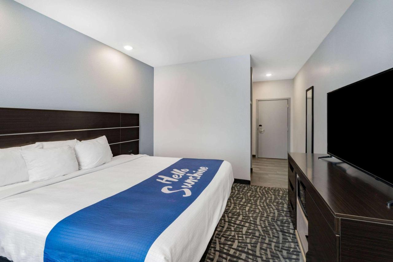 Deluxe King Room - Mobility Access/Non-Smoking at Days Inn & Suites by Wyndham Horn Lake/Memphis Graceland