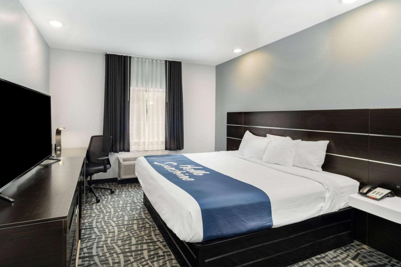 Deluxe King Room - Mobility Access/Non-Smoking at Days Inn & Suites by Wyndham Horn Lake/Memphis Graceland