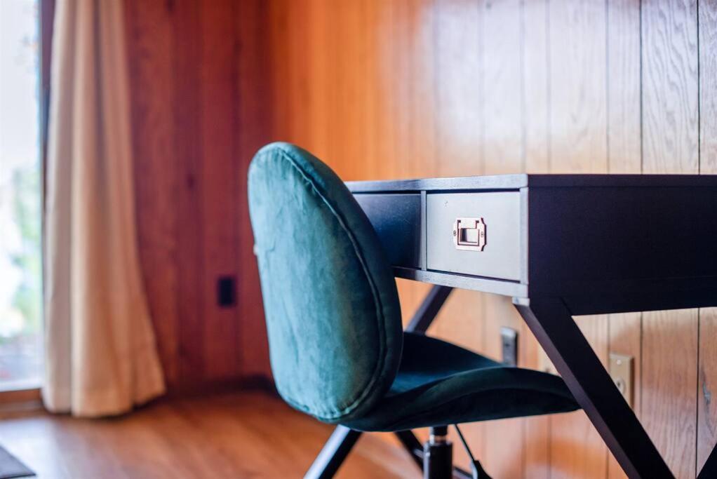 | Fall Getaway Resort-3 KING suites, Dog-Friendly