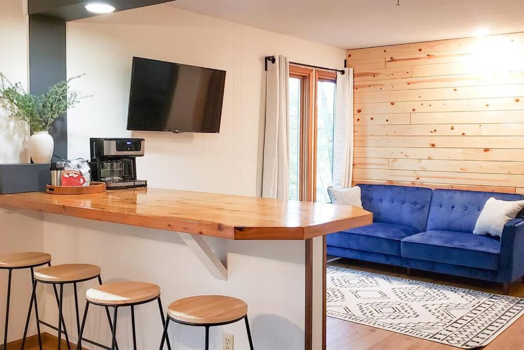 | Fall Getaway Resort-3 KING suites, Dog-Friendly