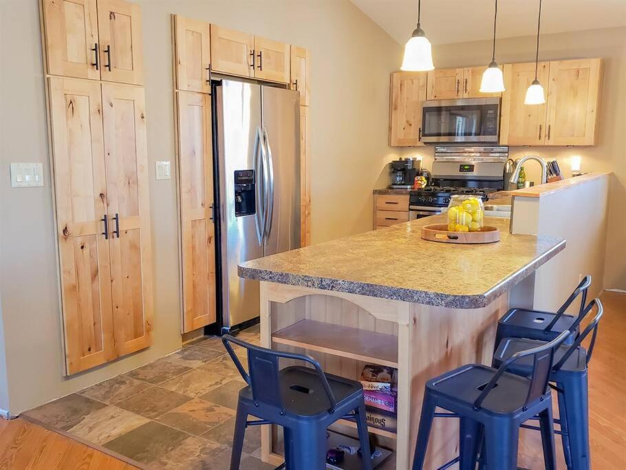| Fall Getaway Resort-3 KING suites, Dog-Friendly
