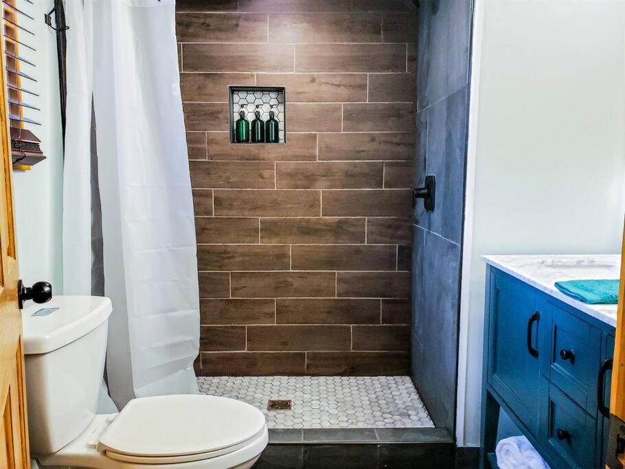 | Fall Getaway Resort-3 KING suites, Dog-Friendly
