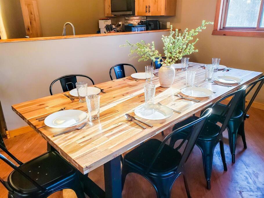 | Fall Getaway Resort-3 KING suites, Dog-Friendly