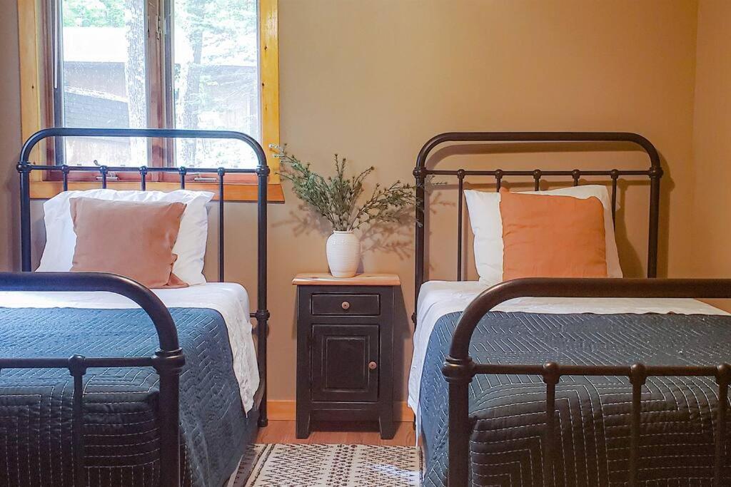 | Fall Getaway Resort-3 KING suites, Dog-Friendly