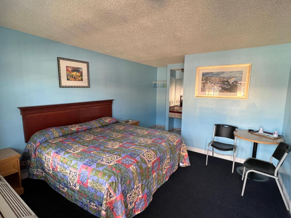 | Deluxe Inn LA