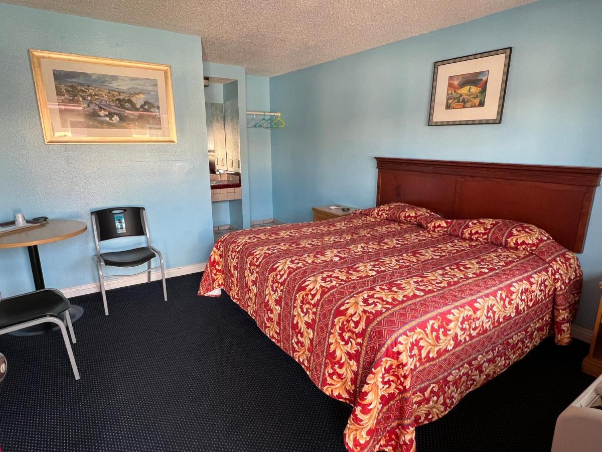 | Deluxe Inn LA