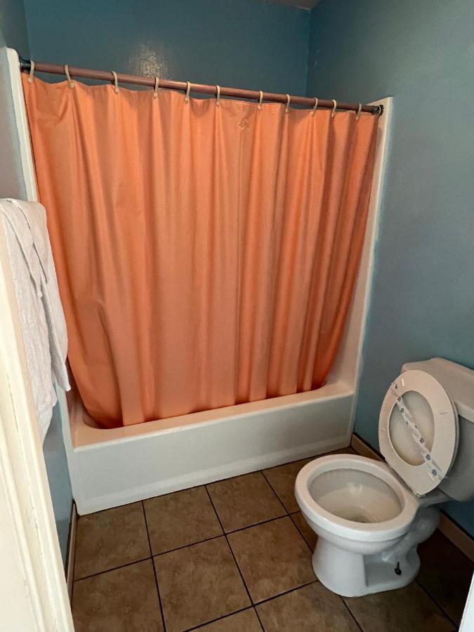 | Deluxe Inn LA