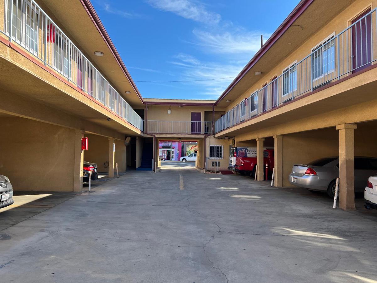 | Deluxe Inn LA
