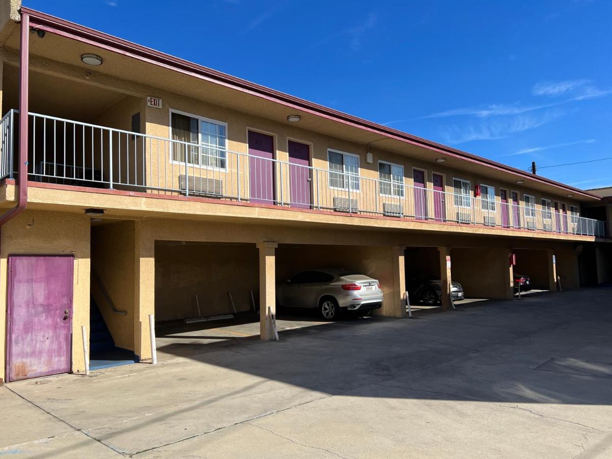 | Deluxe Inn LA