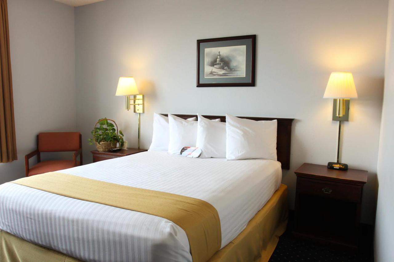 Queen Room with River View at Clover Island Inn