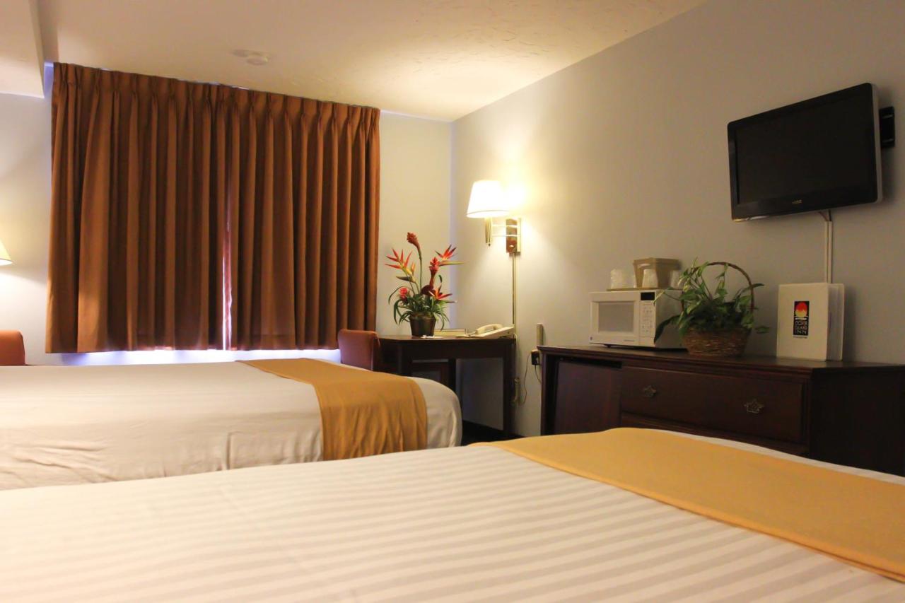 Queen Room with Two Queen Beds with River View at Clover Island Inn