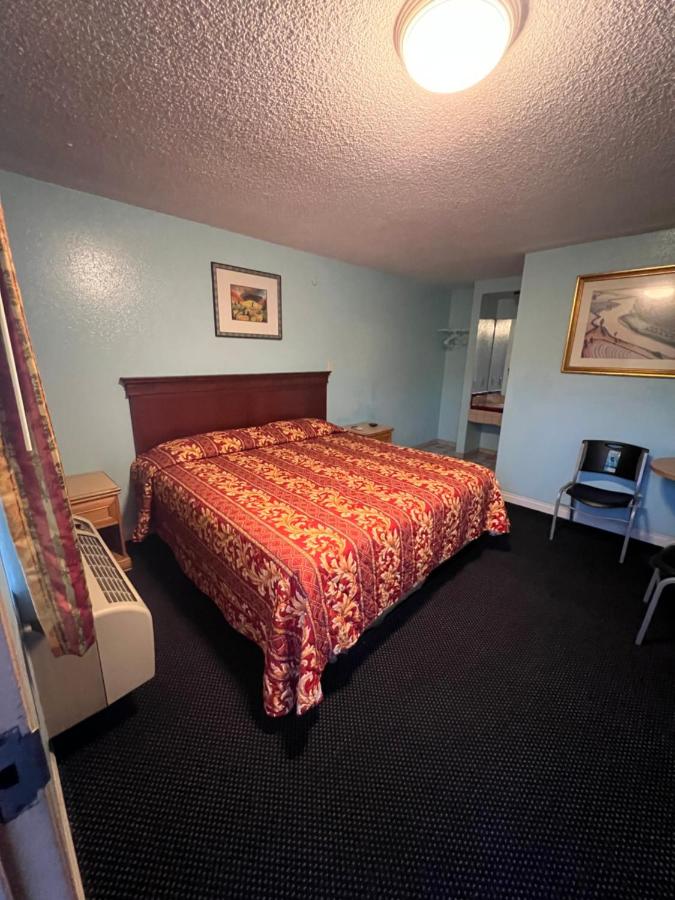 | Deluxe Inn LA