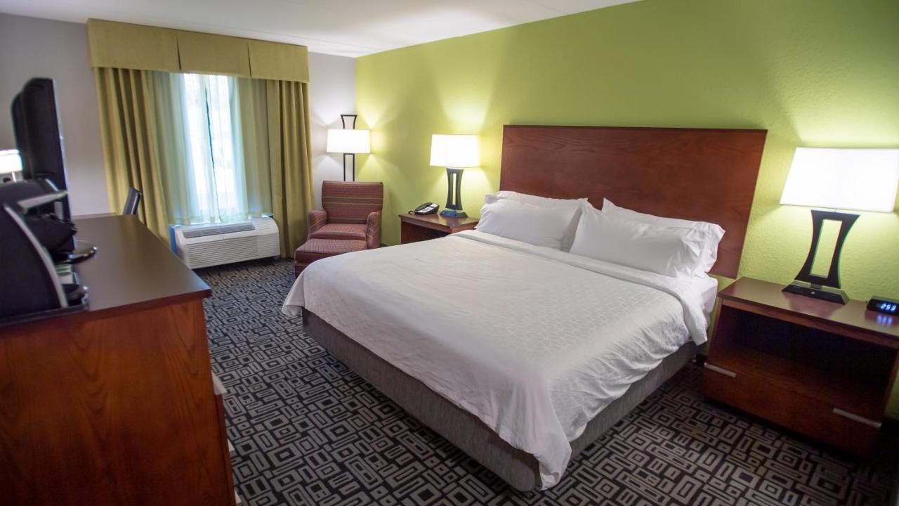 King Leisure Room at Holiday Inn Express Hickory-Hickory Mart by IHG