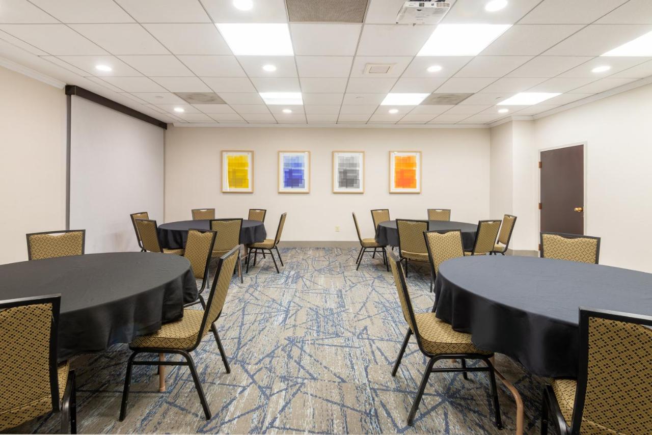 | Holiday Inn Express Philadelphia NE-Bensalem, an IHG Hotel