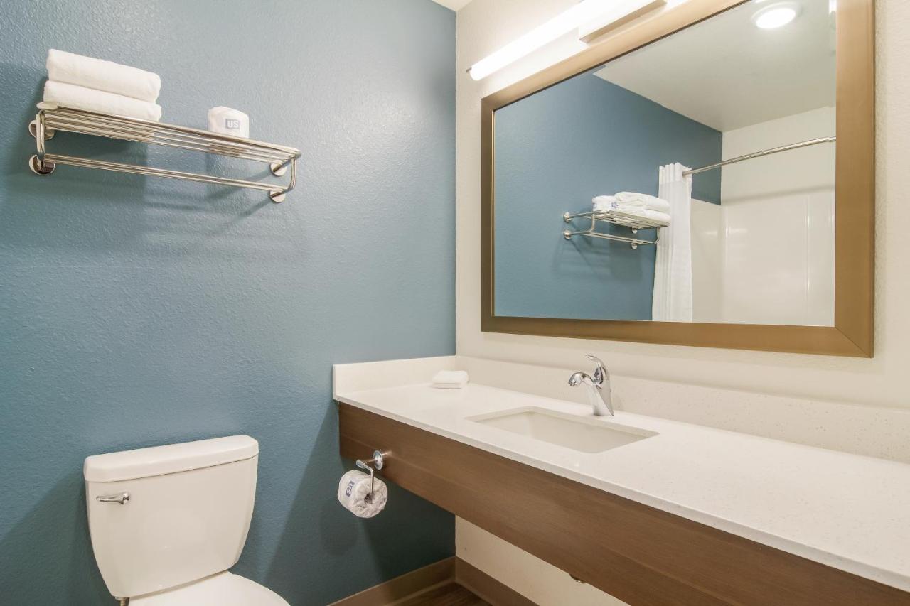 Queen Suite with Bathtub/Non Smoking at WoodSpring Suites Greensboro - High Point North