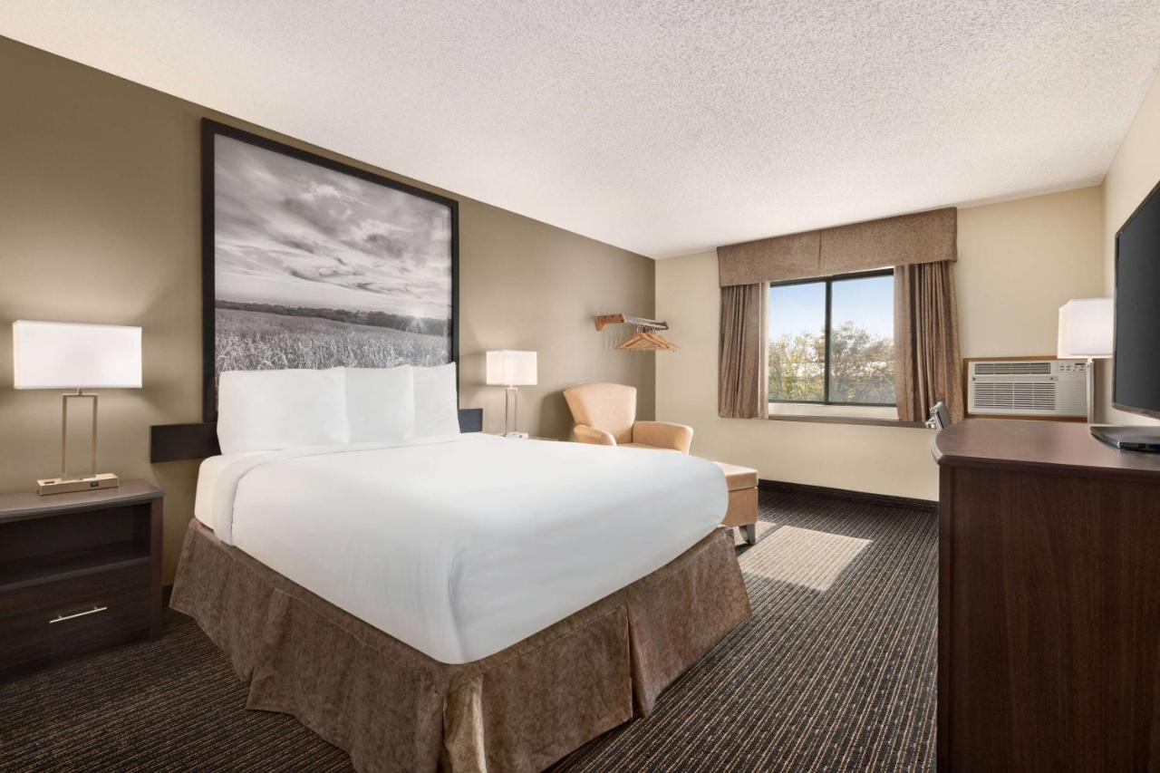 Queen Room - Non-Smoking at Super 8 by Wyndham Lincoln North