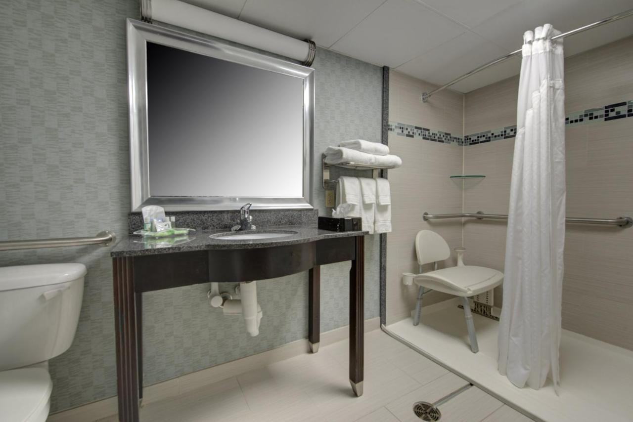 Twin Room with Mobility Accessible Roll-In Shower - No-Smoking at Holiday Inn Plainview-Long Island by IHG