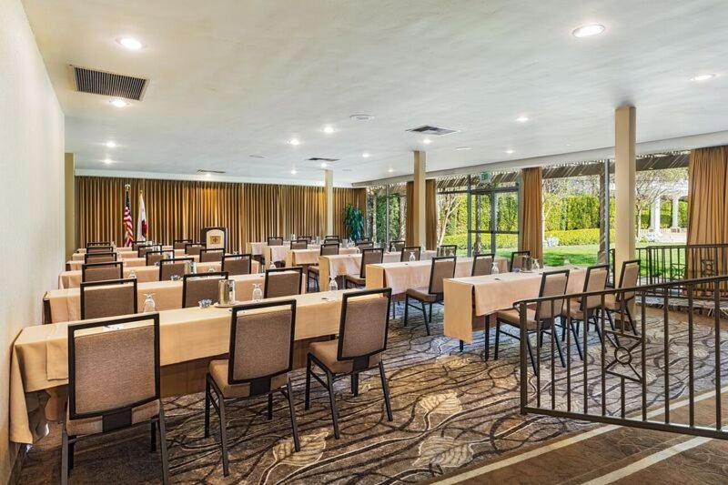 | Handlery Hotel San Diego