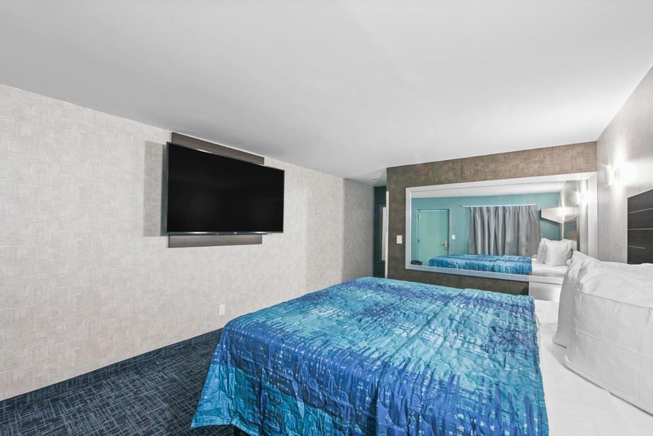  | Hotel OPUS Bronx Near Bay Plaza Mall